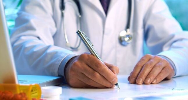 Forordaíonn an dochtúir cóireáil d'othar le paraisítí faoin gcraiceann